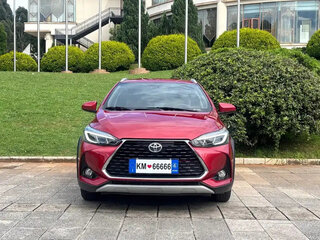 2022 Toyota Yaris L X XP150 Рестайлинг, красный, 1060000 рублей, вид 2