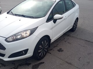 2016 Ford Fiesta Mk6 Рестайлинг, белый, 500000 рублей, вид 1