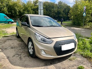 2013 Hyundai Solaris I, бежевый, 750000 рублей, вид 2