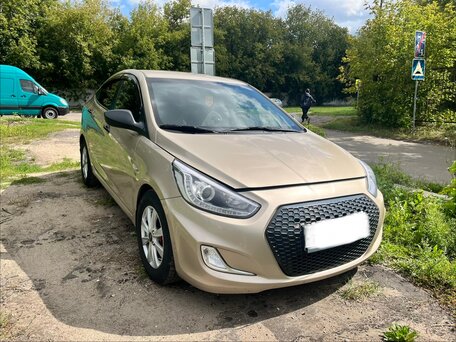 2013 Hyundai Solaris I, бежевый, 800000 рублей, вид 2