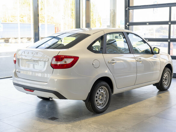 2026 Lada (ВАЗ) Granta I Рестайлинг, белый, 1800000 рублей - вид 5