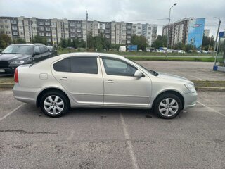 2011 Skoda Octavia II (A5) Рестайлинг, серебристый, 700000 рублей, вид 2