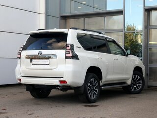 2022 Toyota Land Cruiser Prado 150 Series Рестайлинг 3, белый, 5980000 рублей, вид 4