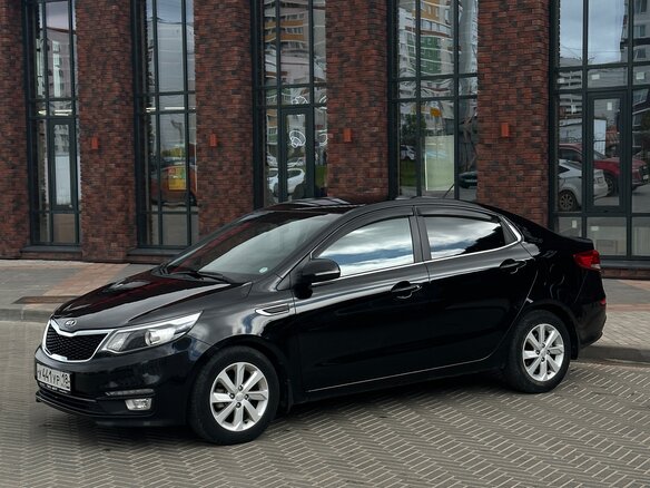2016 Kia Rio III Рестайлинг, чёрный, 1050000 рублей - вид 2