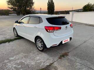 2015 Kia Rio III Рестайлинг, белый, 970000 рублей, вид 3