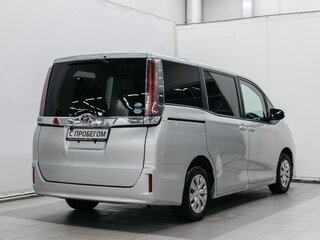 2018 Toyota Noah III (R80) Рестайлинг, серый, 2400000 рублей, вид 3