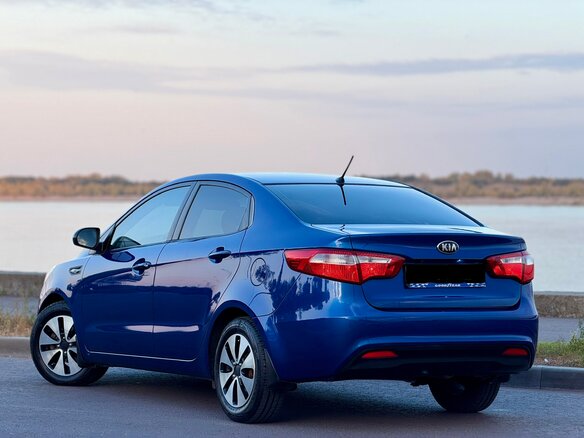 2013 Kia Rio 5-speed III, синий, 900000 рублей - вид 10