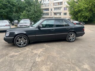 1995 Mercedes-Benz E-Класс 320 I (W124), чёрный, 400000 рублей, вид 4