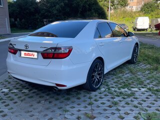 2015 Toyota Camry VII (XV50) Рестайлинг, белый, 1790000 рублей, вид 3
