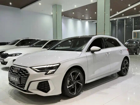 2023 Audi A3 Sportback 35 TFSI IV (8Y), белый, 1650000 рублей, вид 1