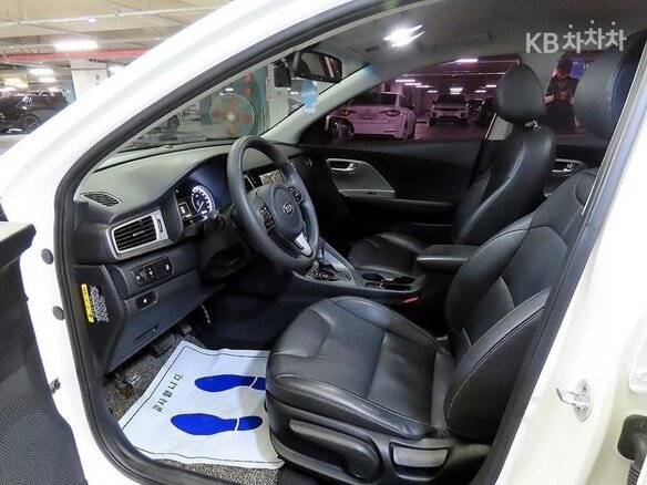 2017 Kia Niro Plug-in hybrid I, белый, 1111000 рублей - вид 10