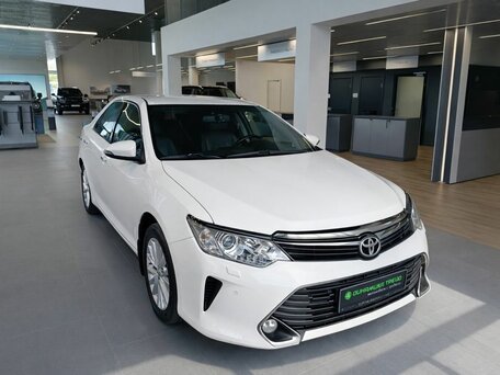 2015 Toyota Camry VII (XV50) Рестайлинг, белый, 1699000 рублей, вид 1