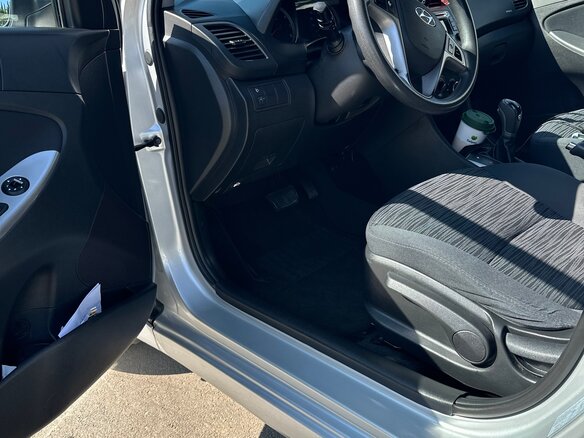 2015 Hyundai Solaris I Рестайлинг, серебристый, 949000 рублей - вид 12