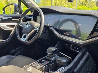 2018 Volkswagen Touareg III, синий, 4900000 рублей, вид 4