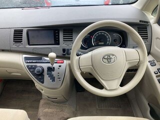 2014 Toyota ISis I Рестайлинг, серебристый, 1400000 рублей, вид 3