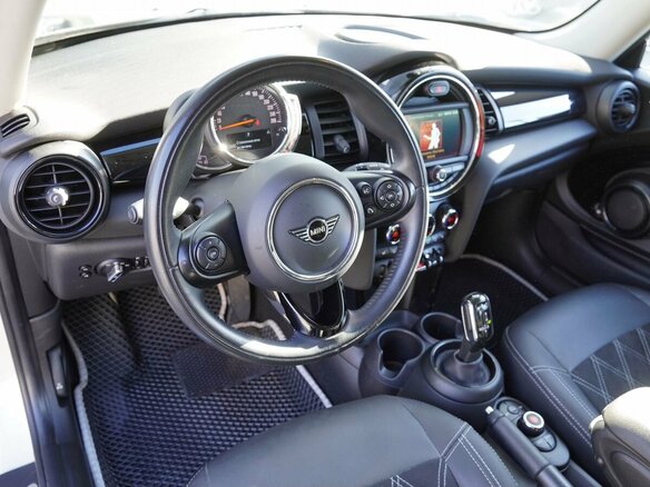 2021 Mini Hatch Cooper III (F55/F56) Рестайлинг 2, белый, 2580000 рублей - вид 10