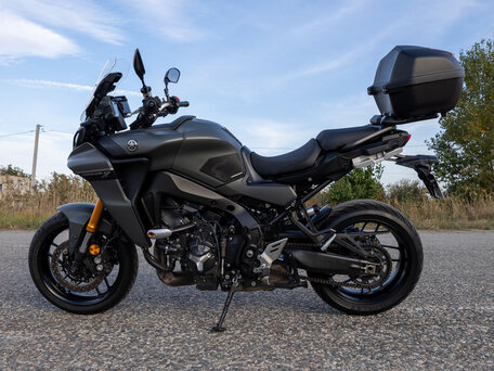 2021 Yamaha Tracer 9, серый, 1390000 рублей, вид 4