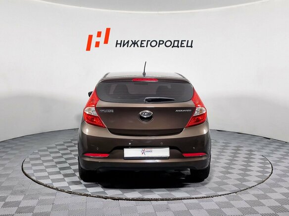 2015 Hyundai Solaris I Рестайлинг, коричневый, 899000 рублей - вид 6