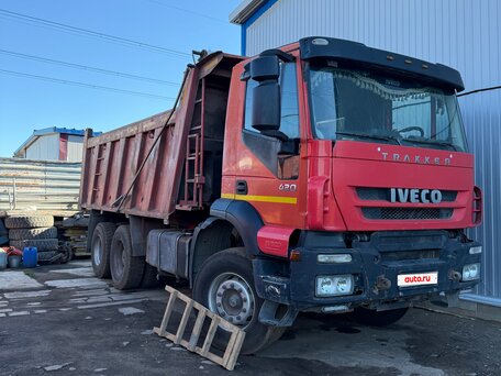 2013 Iveco Trakker, красный, 3000000 рублей, вид 2