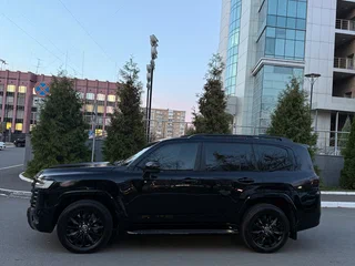 2023 Toyota Land Cruiser 300 Series, чёрный, 10400000 рублей, вид 2