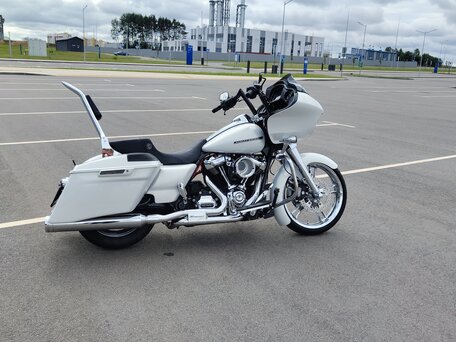 2017 Harley-Davidson Road Glide, белый, 1783001 рублей, вид 4