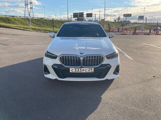 2023 BMW 5 серии 520i VIII (G60/G61/G68), белый, 5850000 рублей, вид 2