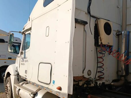 2003 Freightliner Columbia, белый, 1000000 рублей, вид 2
