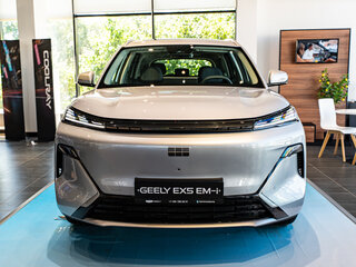 2026 Geely EX5 Гибрид EM-R, серебристый, 3829990 рублей, вид 4