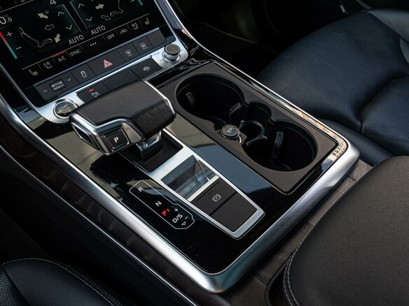 2021 Audi Q8 55 TFSI I (4M), белый, 9750000 рублей - вид 16