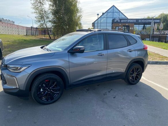 2022 Chevrolet Tracker IV, серебристый - вид 2