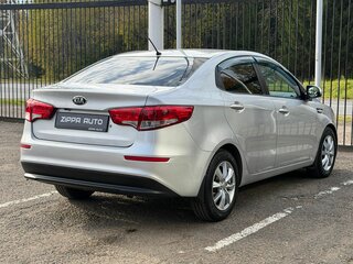 2016 Kia Rio III Рестайлинг, серебристый, 1079000 рублей, вид 4