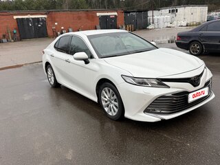 2020 Toyota Camry VIII (XV70), белый, 2590000 рублей, вид 3