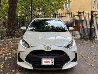 2021 Toyota Yaris IV, белый, 1599999 рублей, вид 2