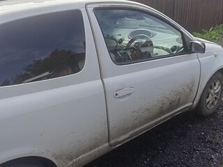 2001 Toyota Vitz I (P10), белый, 250000 рублей, вид 3