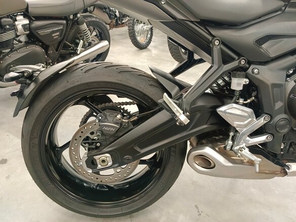 2023 Triumph Trident 660, чёрный, 860000 рублей - вид 12