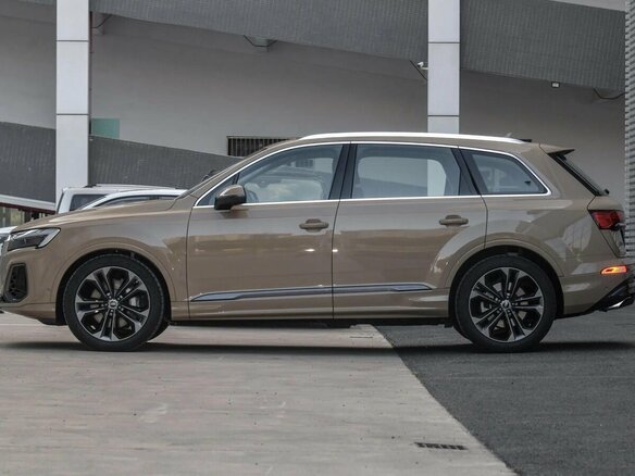 2025 Audi Q7 55 TFSI II (4M) Рестайлинг 2, бежевый, 13100000 рублей - вид 4