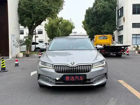 2020 Skoda Superb III Рестайлинг, серебристый, 1660000 рублей - вид 2