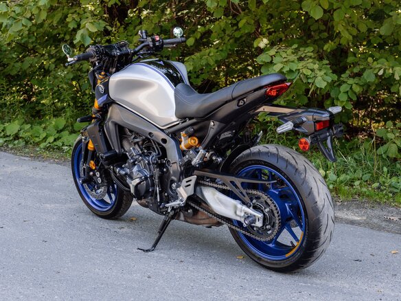 2022 Yamaha MT-09 (FZ-09), серебристый, 1075000 рублей - вид 2