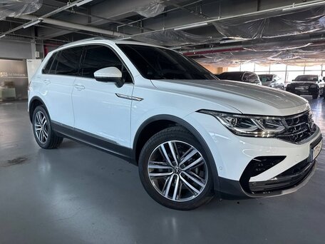 2021 Volkswagen Tiguan II Рестайлинг, белый, 3880000 рублей, вид 3
