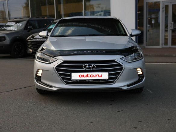 2017 Hyundai Elantra VI (AD), серебристый, 1300000 рублей - вид 3