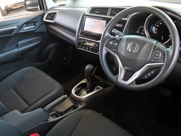 2020 Honda Fit III Рестайлинг, белый, 1055000 рублей - вид 13