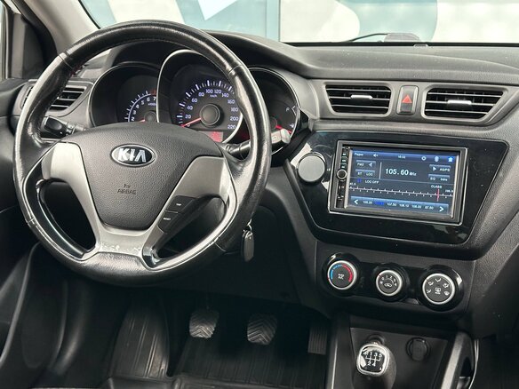2015 Kia Rio III Рестайлинг, белый - вид 13