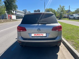 2016 Volkswagen Touareg II Рестайлинг, серебристый, 1800000 рублей, вид 4