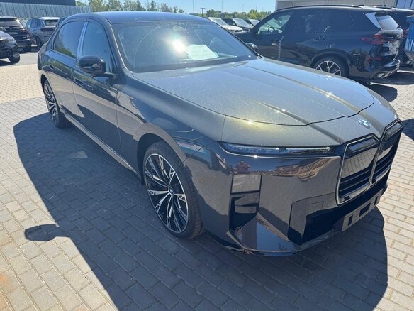 2026 BMW 7 серии 740d xDrive VII (G70) Рестайлинг, серый, 15750000 рублей - вид 10