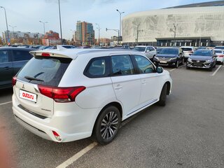 2022 Mitsubishi Outlander III Рестайлинг 3, белый, 2700000 рублей, вид 5