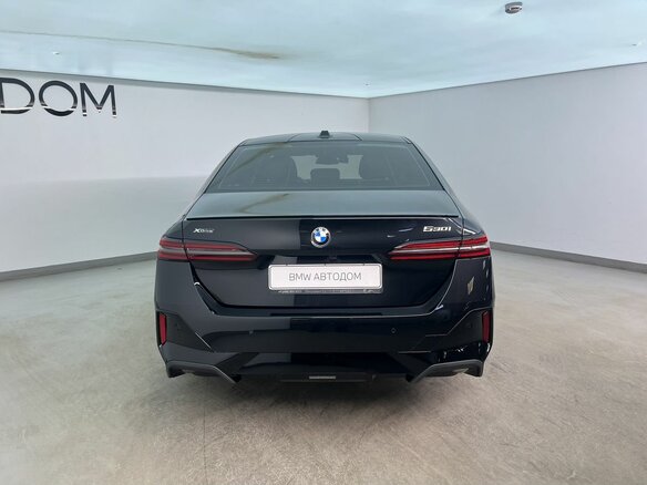 2025 BMW 5 серии 530i xDrive VIII (G60/G61/G68), чёрный, 9765000 рублей - вид 5