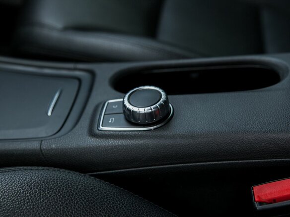 2014 Mercedes-Benz CLA 200 I (C117, X117), фиолетовый, 1420000 рублей - вид 23