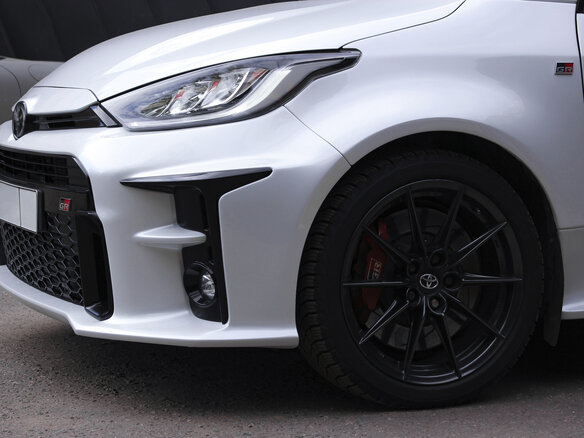 2021 Toyota Yaris IV, белый, 4490000 рублей - вид 6