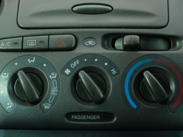2002 Toyota Vitz I (P10), красный, 479000 рублей - вид 12