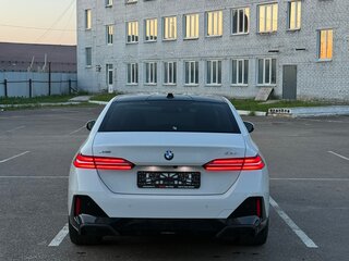 2024 BMW 5 серии 530i xDrive VIII (G60/G61/G68), белый, 6949000 рублей, вид 3